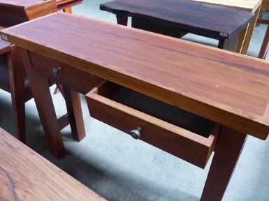 12.โต๊ะ2ลิ้นชักจากไม้แดง